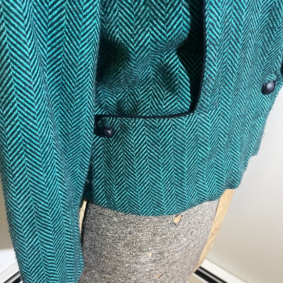 Vintage Teal Herringbone Cropped Blazer with Black Velvet Collar - Picture 3 of 10